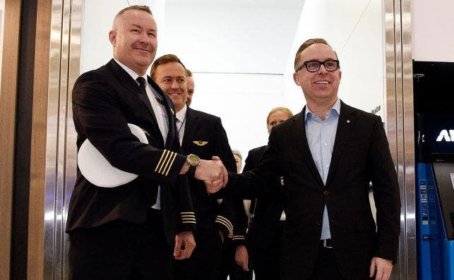 Qantas Captain Sean Golding (L) and Qantas Group CEO Alan Joyce en sidney