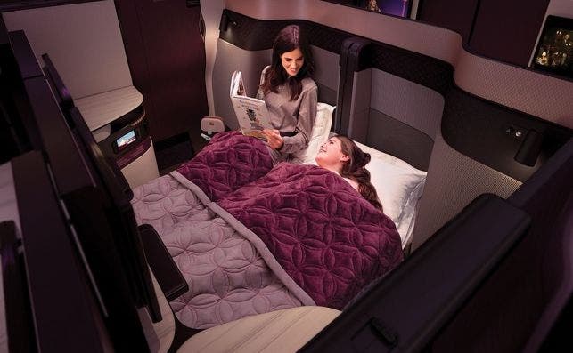 Los asientos de la Qsuite de Qatar Airways se convierten en una cama doble. / QA