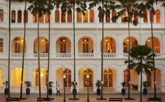 El Raffles Hotel de Singapur vuelve a exhibir su tradicional propuesta de lujo.