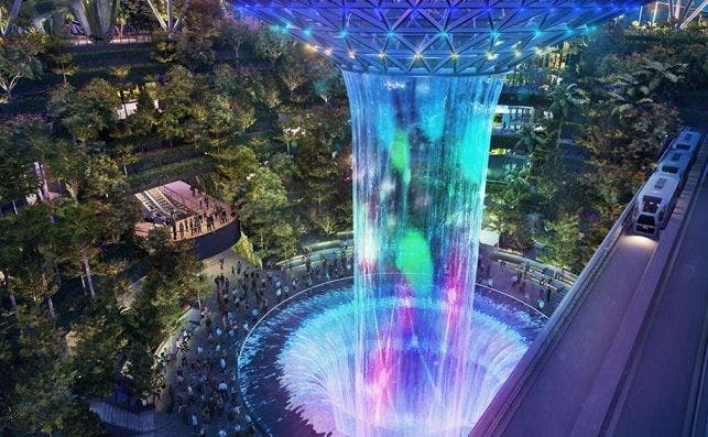 En el aeropuerto de Singapur hay una selva artificial con una cascada de 40 metros.