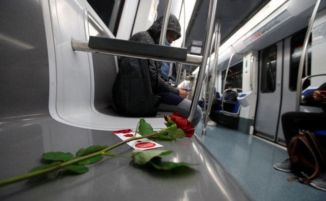 Obsequio de rosas en el transporte de Barcelona. Foto: Marta PÃ©rez-EFE