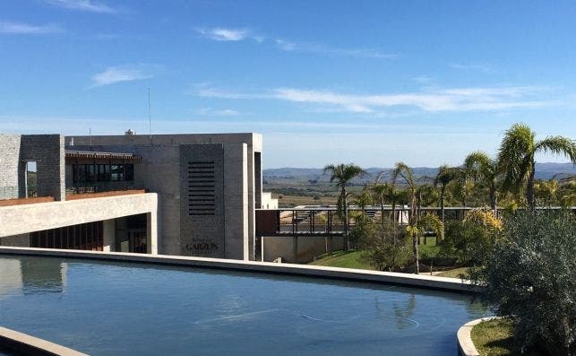 El restaurante de Bodegas GarzÃ³n cuenta con impactantes vistas sobre las praderas de Uruguay. Fotos: Bodegas GarzÃ³n. 