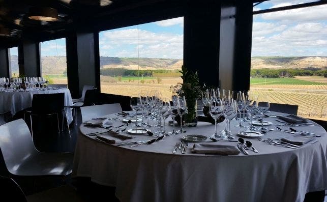 El restaurante Cepa 21 disfruta de bellas vistas gracias a su espacio acristalado sobre las viÃ±as. Foto Bodegas Cepa21.