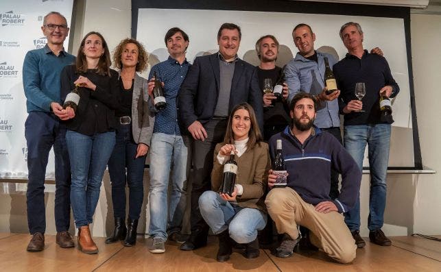 Las bodegas participantes posan junto a Josep Roca.