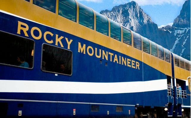Los vagones con techo de vidrio del Rocky Mountainner permiten contemplar mejor el paisaje.