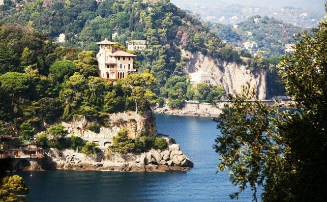 RomÃ¡nticos palacetes y mansiones de millonarios se esconden entre los montes de Portofino. Foto: Manena Munar.
