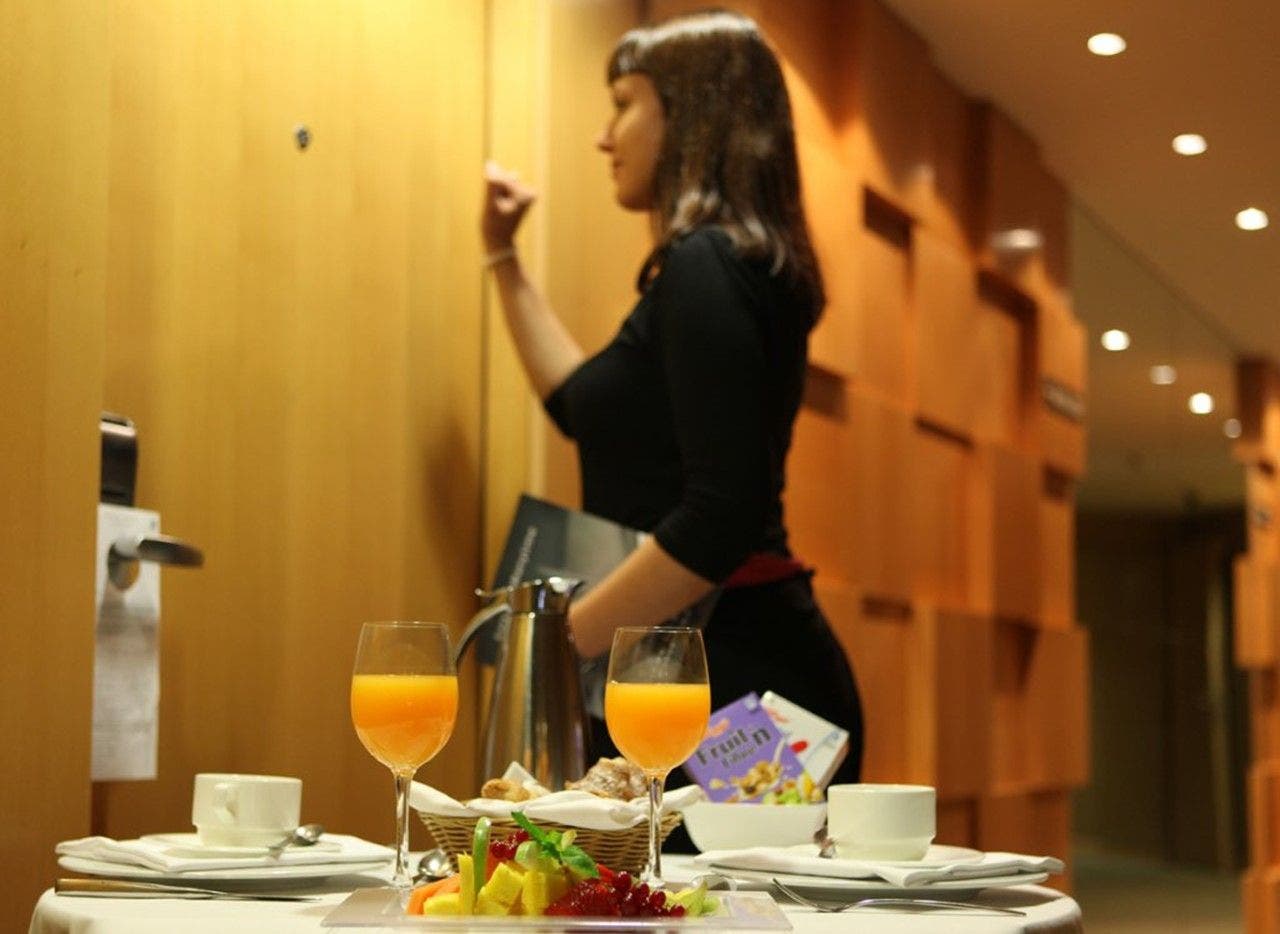 Договор на проживание в гостинице для юридических лиц образец. Договор оказания гостиничных услуг пример. Договор оказания гостиничных услуг заполненный. Гости в отеле. Предоставление услуг проживания в гостинице.