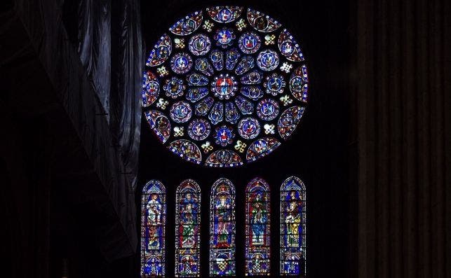 RosetÃ³n de la catedral de Chartres. Foto Pixabay.