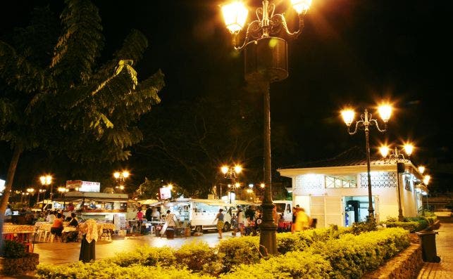 Roulottes en Papeete. Foto Manena Munar.