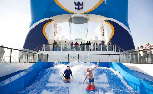 Royal Caribbean surf. Foto Royal Caribbean.