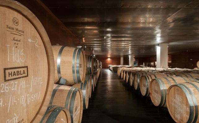 Sala de barricas. Foto: Bodegas Habla.