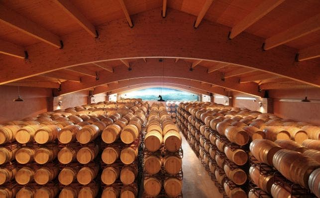 Sala de barricas. Foto Bodegas Vallobera.