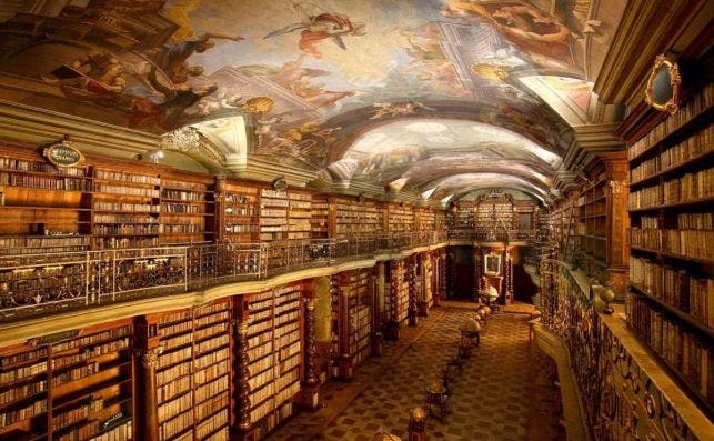 La biblioteca formaba parte de la antigua universidad jesuita de Praga. Foto Biblioteca Clementinum