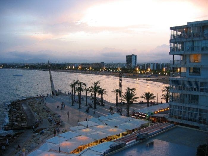 Destinos de sol y playa en Tarragona y Barcelona son los mayores perjudicados por el desplome del turismo.