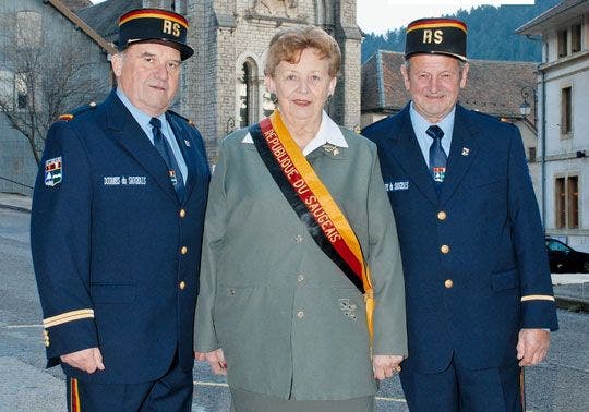 La presidenta Georgette Bertin-Pourchet con los dos funcionarios de aduanas. Foto: Turismo de Jura