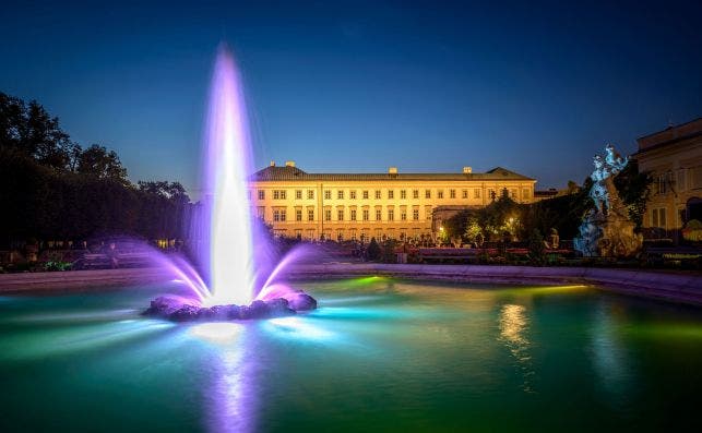 El palacio de Mirabell brilla por la noche. Foto: Turismo de Salzburgo.