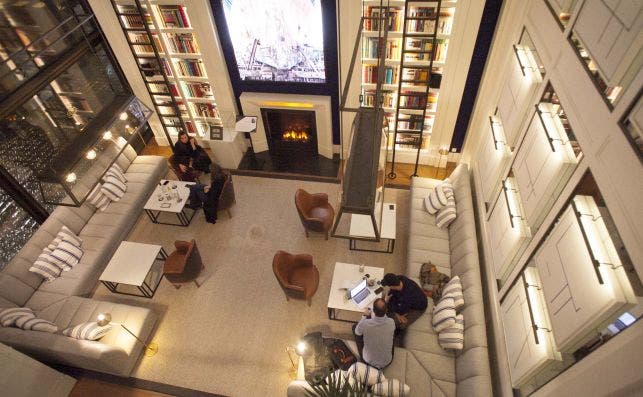 El lobby cuenta con largas columnas de libros. Foto: JP Chuet.