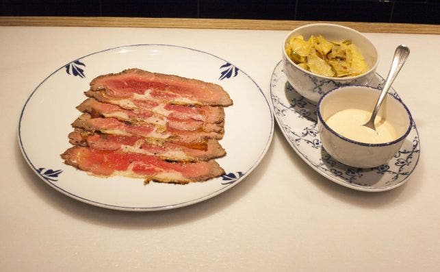 Rosbif con salsa Harryâ€™s Bar y las patatas con cebolla. Foto: JP Chuet.