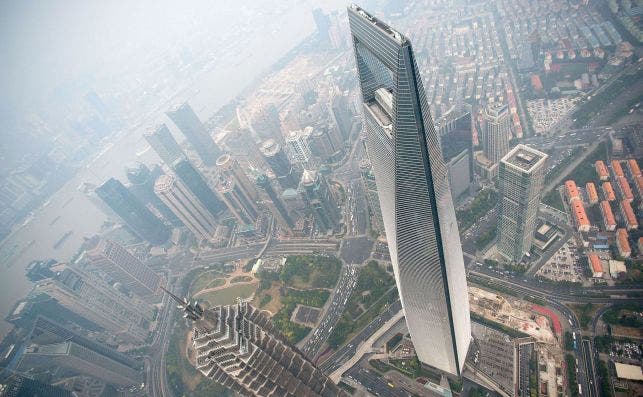 La gente de la ciudad llama al Shanghai World Financial Center 'el abridor de botellas'. Foto Wikiarquitectura