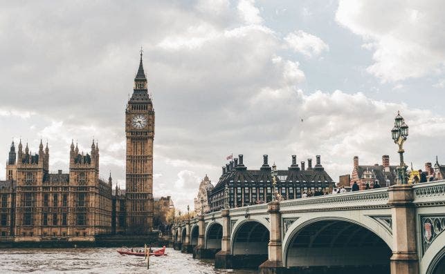 SiÌ, el Big Ben tambieÌn estaÌ inclinado. Foto Eva Dang Unsplash