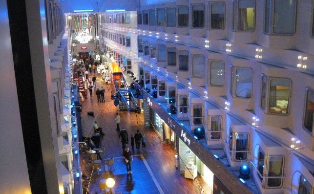 Silja Symphony promenade