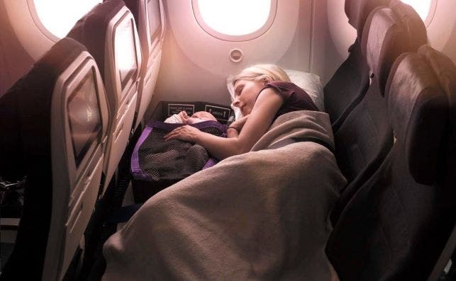 Air New Zealand permite que sus asientos de clase econÃ³mica se conviertan en una pequeÃ±a cama. Foto: Air New Zealand.