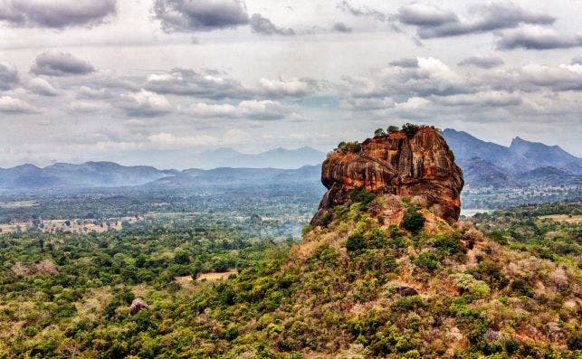 Sobre un antiguo volcaÌn se alza el complejo de Sigiriya. Foto Yves Alarie Unsplash