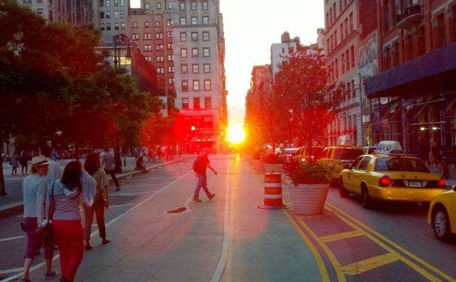 La cuadrÃ­cula de Manhattan permite ver al sol ponerse entre los rascacielos. Foto: Astronomy at Stevens.