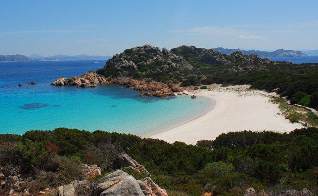 Las playas de CerdeÃ±a estÃ¡n entre las mÃ¡s bellas del MediterrÃ¡neo. Foto: Wikipedia.