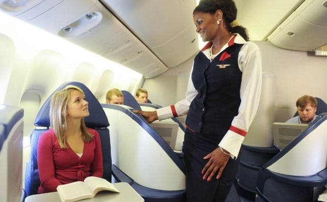 Una tripulante de cabina de Delta Air Lines atiende a una pasajera.