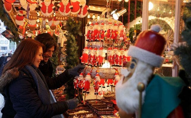 Las paradas en el mercadillo navideÃ±o ofrecen elaboradas artesanÃ­as para regalar. Foto: Turismo de Stuttgart.