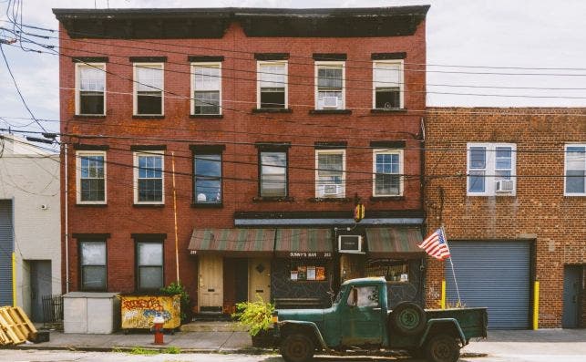 Sunny bar en Red Hook. Foto Avi Werde Unsplash