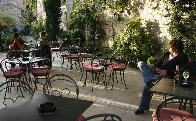 Sus calles estaÌn repletas de acogedores cafeÌs. Foto Manena Munar.