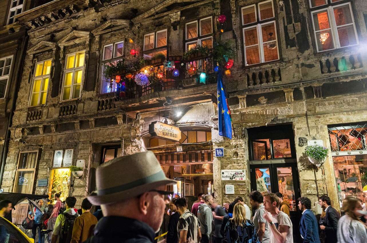 Szimpla Kert. Foto Turismo de HungrÃ­a.