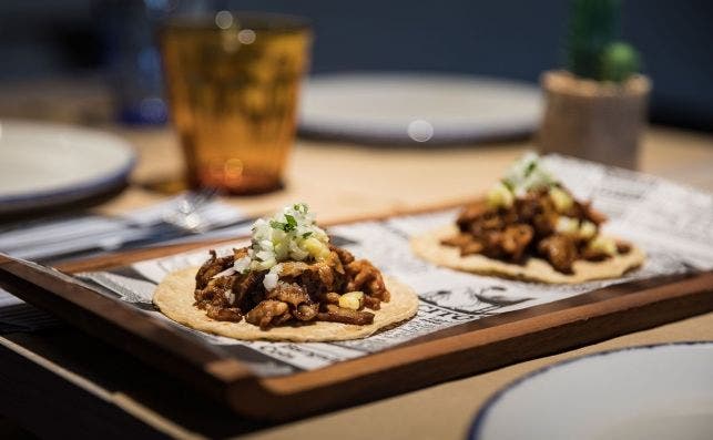 Tacos al pastor con cebolleta y cilantro. Mawey Taco Bar.