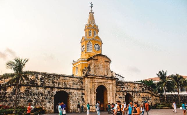 TambieÌn por la Puerta del Reloj entroÌ GarciÌa MaÌrquez en Cartagena. Foto Esteban Venegas Unsplash