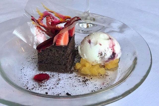 Tarta de chocolate y helado de frutos rojos