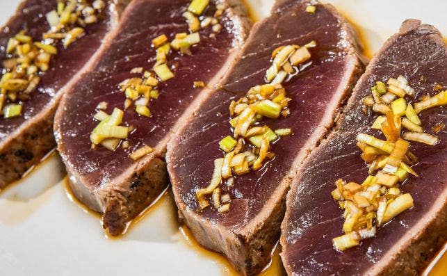 Tataki de atuÌn rojo salvaje de las almadrabas andaluzas con soja y jenjibre