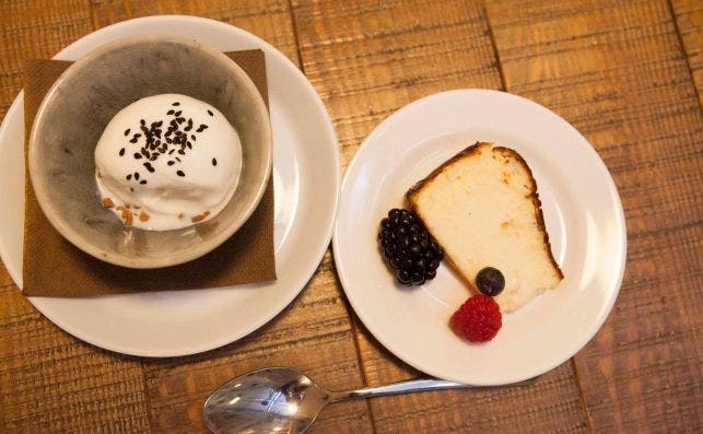 Helado de coco con sÃ©samo negro y tarta de queso con frutos rojos. Foto: JP Chuet-MissÃ©.