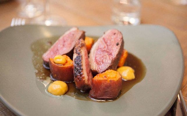 Magret de pato marinado con chutney de mango y boniato asado. Foto : JP Chuet-MissÃ©