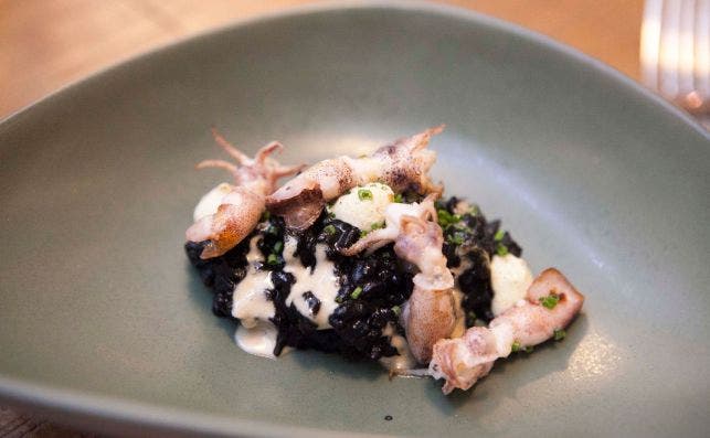 Arroz negro de chipirones con alioli de perejil. Foto: JP Chuet-MissÃ©.