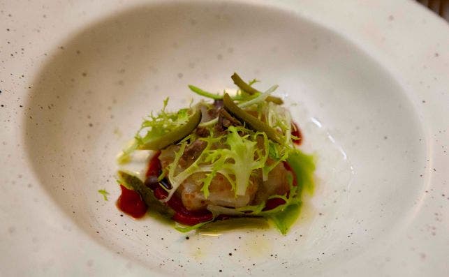 Esqueixada de bacalao, tobikko (huevas de pez volador), arberquinia y emulsiÃ³n de piquillos. Foto: JP Chuet-MissÃ©