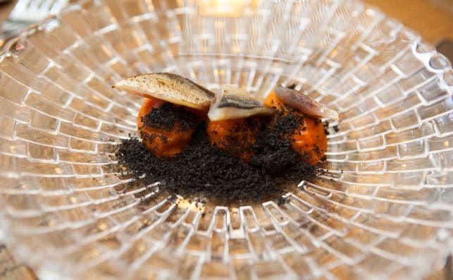 Tapa de sardinas ahumadas con sobrasada de boniato y pan negro, una tapa en The Greenhouse. Foto: JP Chuet-MissÃ©