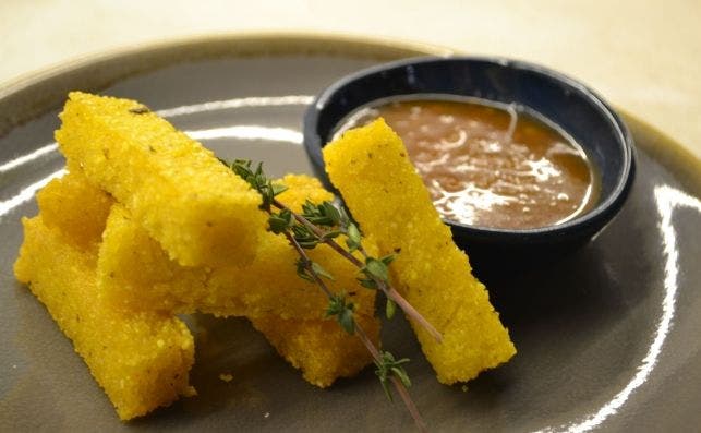 Plato de polenta fries. Foto: The Insect Experience. 