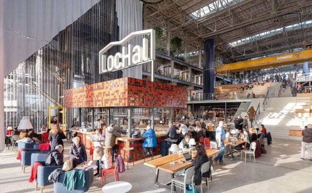El bar es un punto de reuniÃ³n social. Foto: Mecanoo.