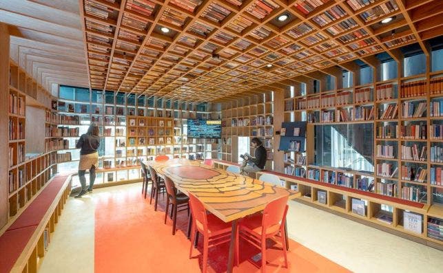 Los anaqueles de libros llegan hasta los techos. Foto: Mecanoo.