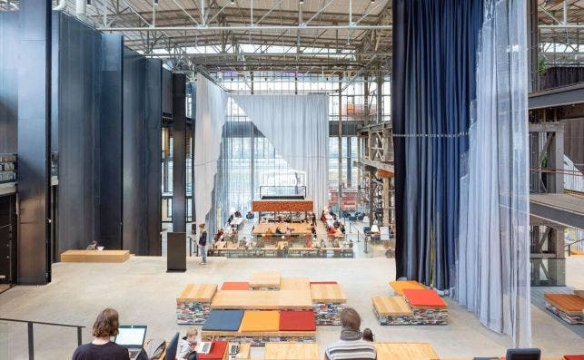 Grandes paneles de tela dividen los ambientes. Foto: Mecanoo.