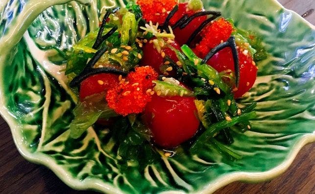 tomatitos y algas frescas