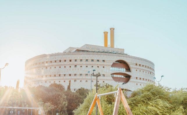 Torre Triana en la Isla de la Cartuja en Sevilla. Fue construida en 1993, disenÌƒada por el arquitecto Francisco Javier SaÌenz de Oiza. Foto Joan Oger Unsplash. 