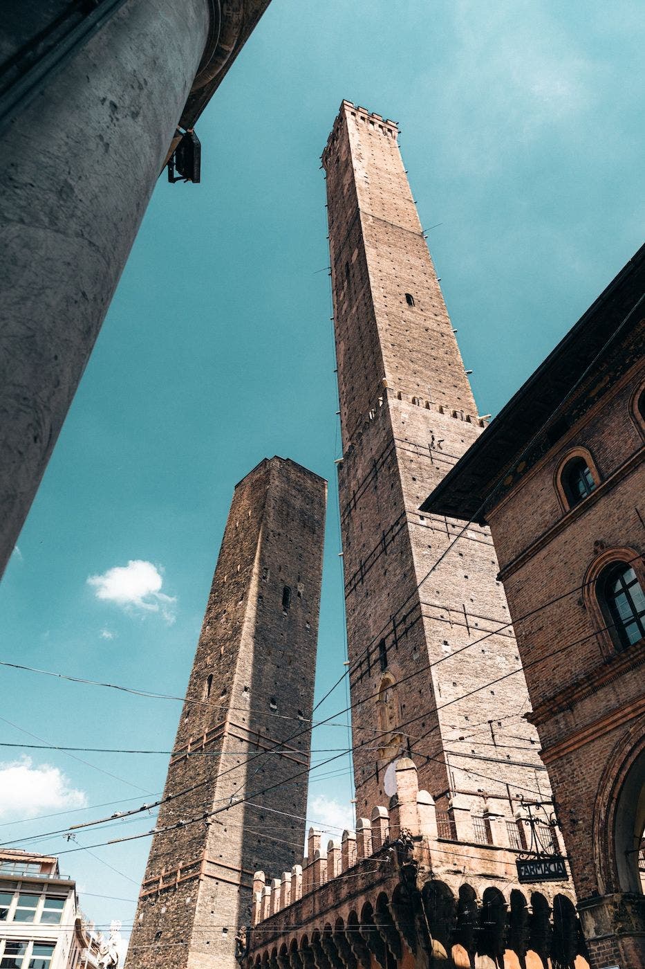 Torres inclinadas de Bolonia. Foto Bianca Ackermann Unsplash